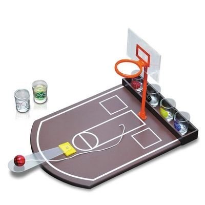 Tisch-Basketballspiel mit Korb, Wurfmechanik und farbigen Schnapsgläsern