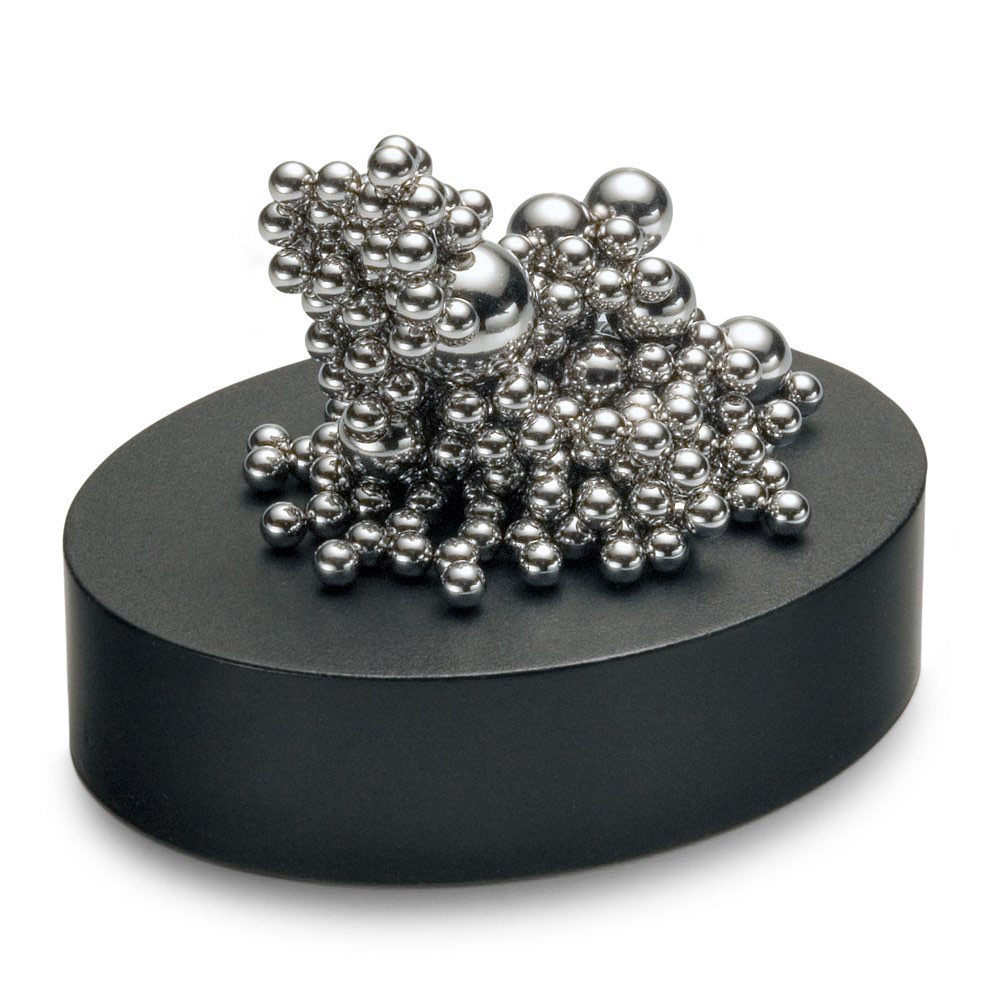 Magnetischer Schreibtischständer mit silbernen Stahlkugeln auf schwarzer Basis