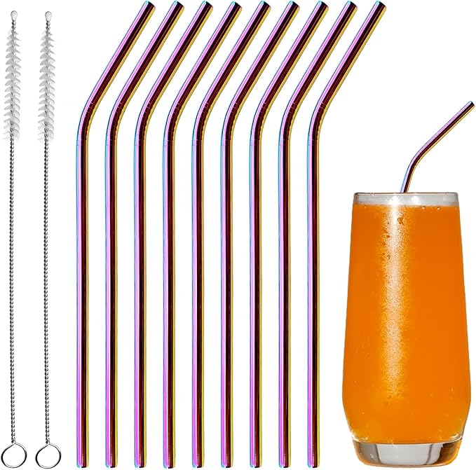 Zehn Edelstahl-Strohhalme im Regenbogen-Look mit zwei Reinigungsbürsten neben einem Glas Saft