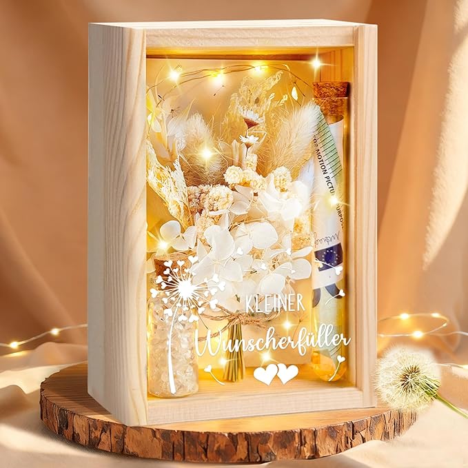 Beleuchtete Holzbox mit Trockenblumen, Lichterkette und Schriftzug Kleiner Wunscherfüller