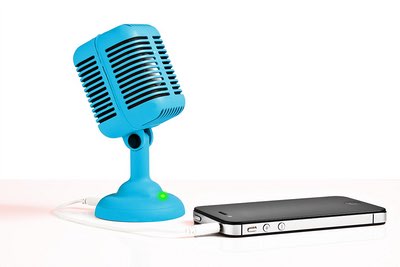 Blauer Retro-Mikrofon-Lautsprecher im Rockabilly-Stil mit angeschlossenem Smartphone