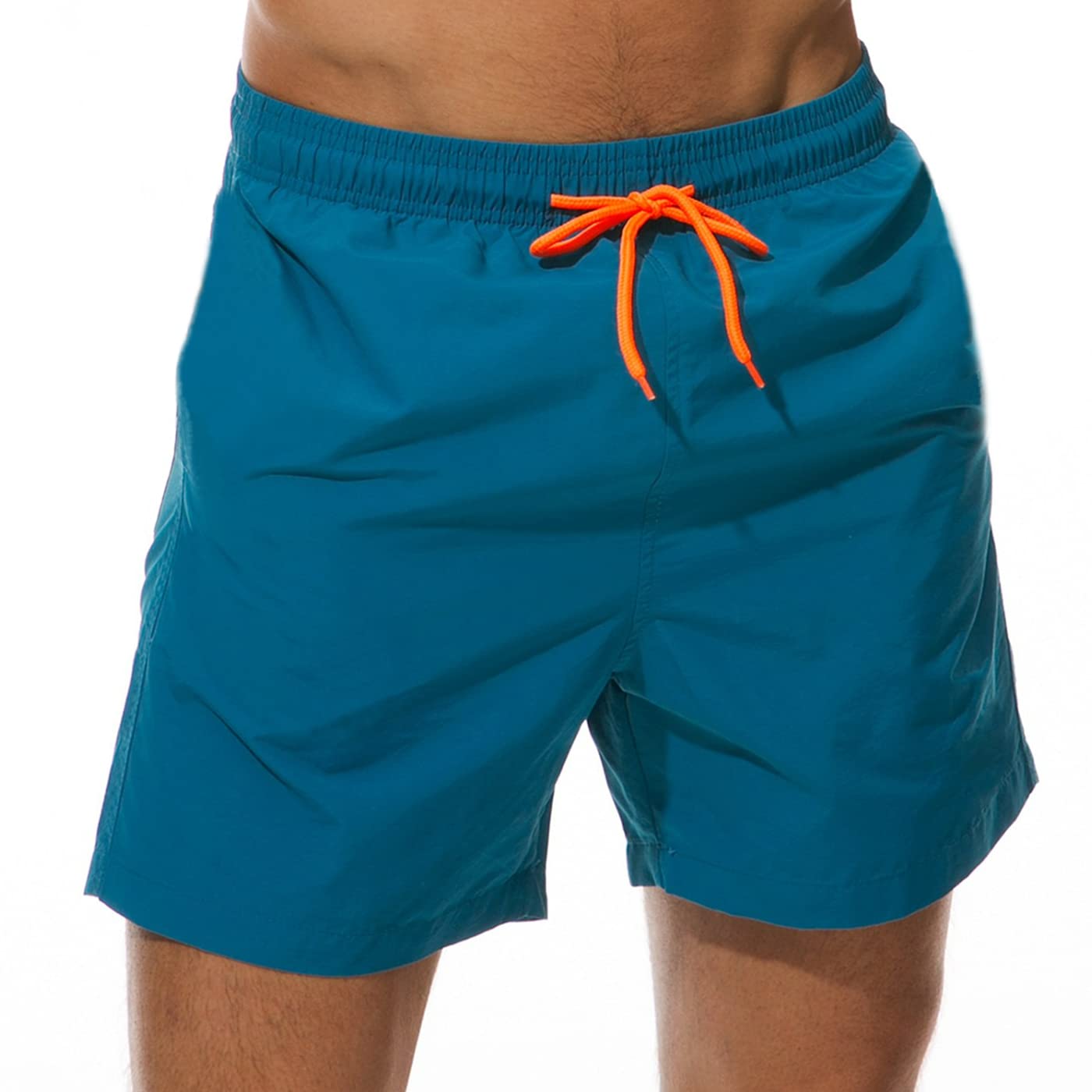 Hellblaue Badehose als Scherzartikel, der sich im Wasser auflöst