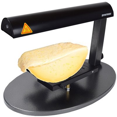 Schwarzer Käse-Raclettegrill von Syntrox mit schmelzendem Viertellaib